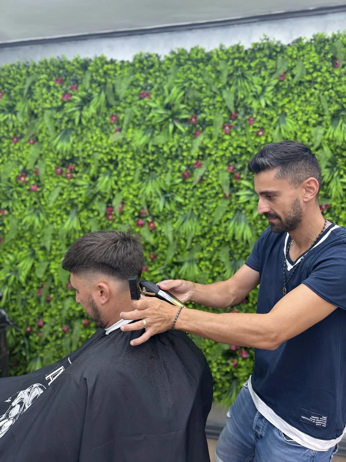 Barber lângă peretele verde