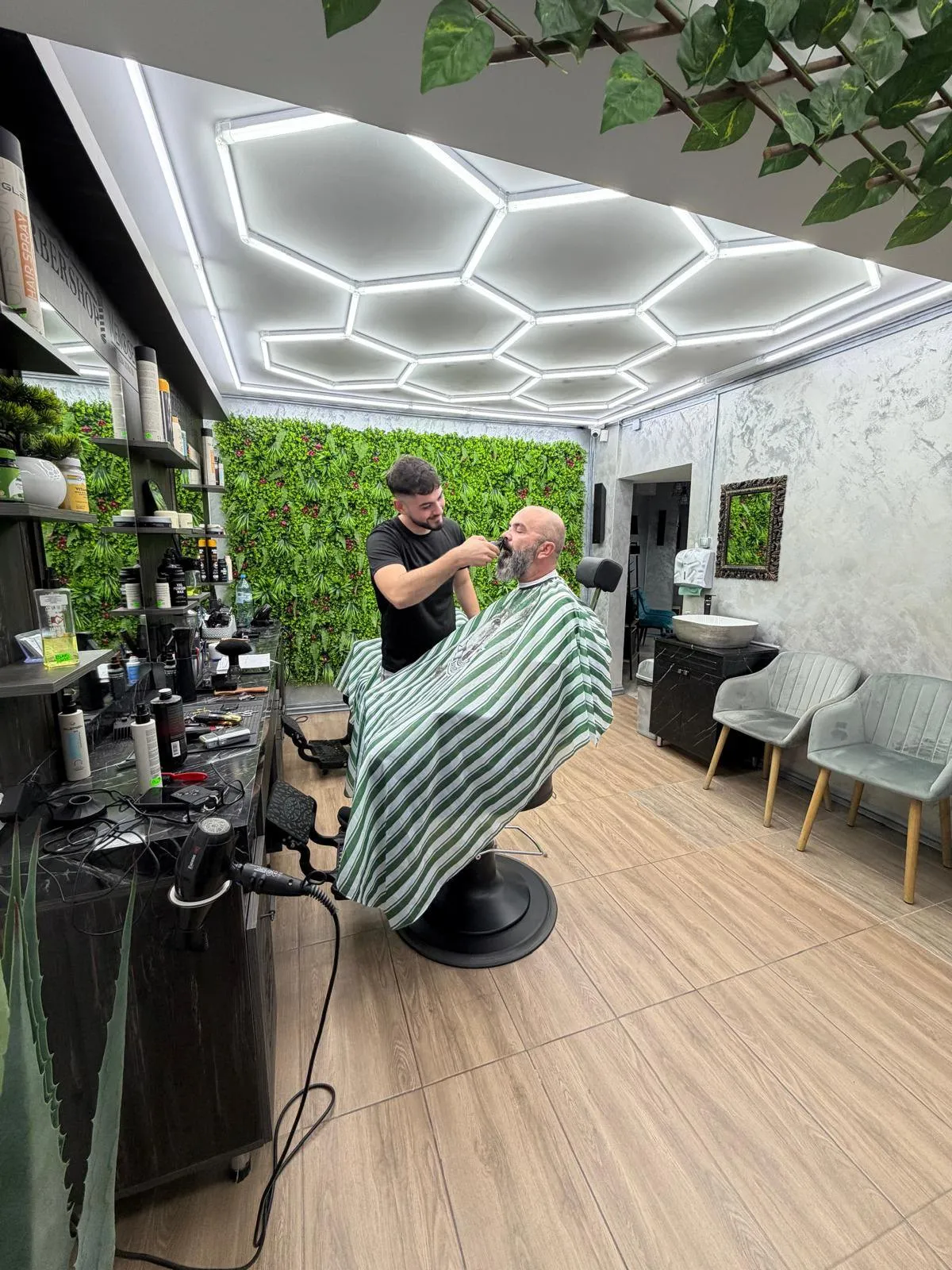 Interiorul barbershop-ului Valy Style cu lumini hexagonale