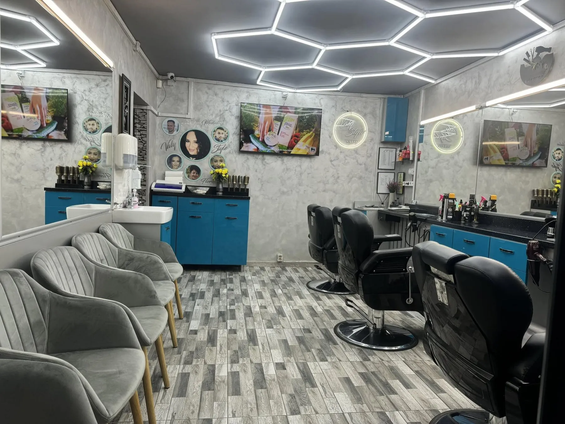 Zona de spălare și scaunele salonului