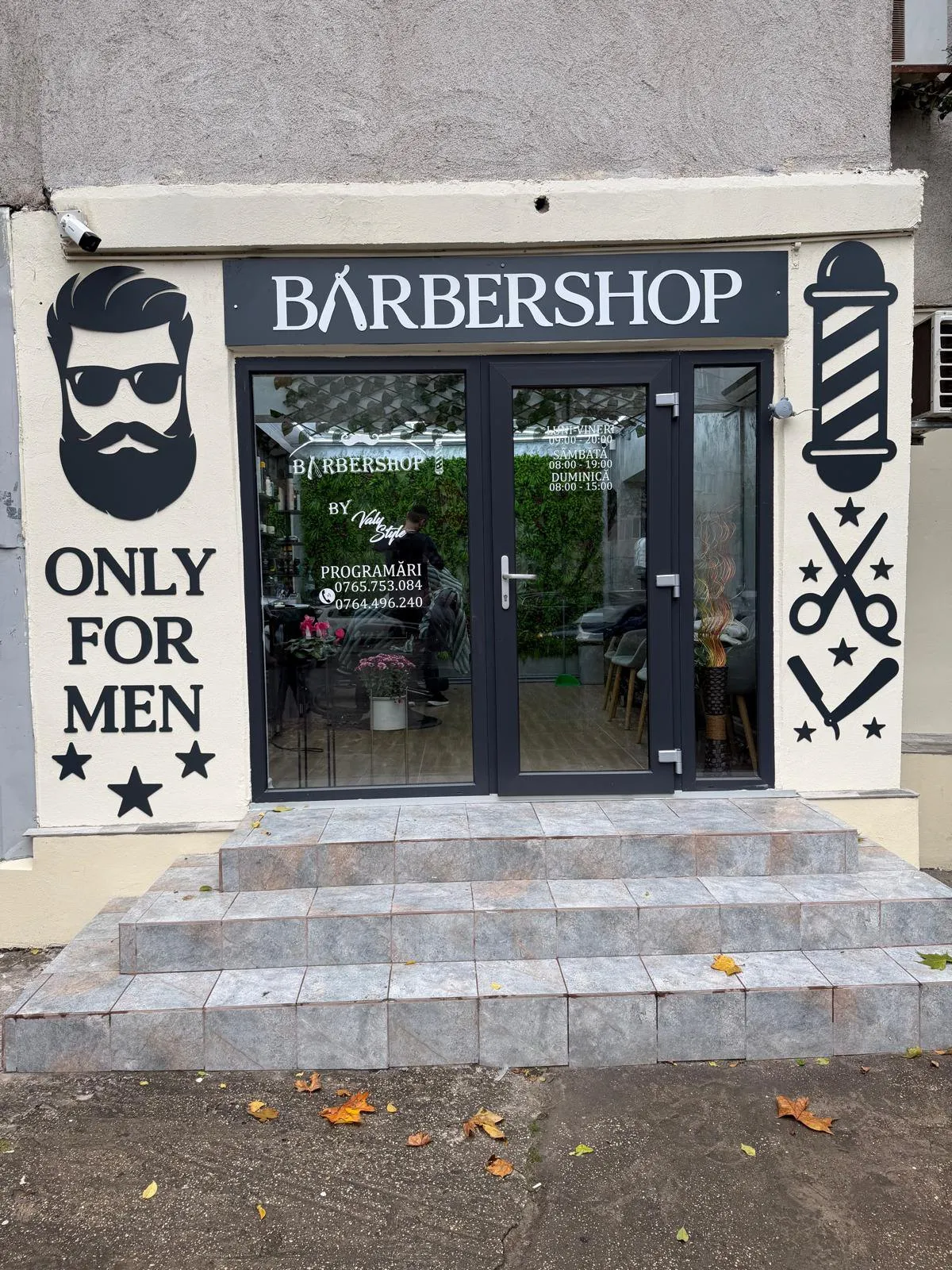 Intrarea în barbershop-ul Valy Style